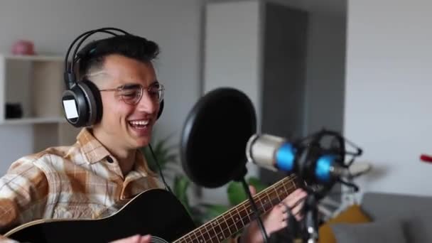 Chanteur Influenceur Masculin Enregistrant Une Vidéo Avec Guitare Pour Les — Video