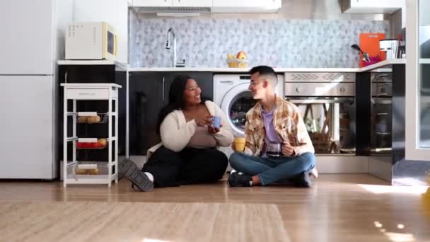 Jong Divers Multiraciaal Paar Zitten Vloer Keuken Thuis Het Drinken — Stockvideo