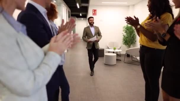 Multirassische Mitarbeiter Applaudieren Für Beförderung Fröhliche Diverse Mitarbeiter Applaudieren Zur — Stockvideo