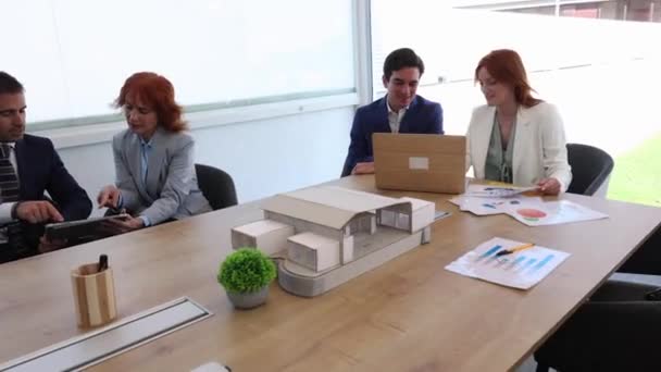 Coworking Mit Unterschiedlichen Menschen Einem Geschäftstreffen — Stockvideo
