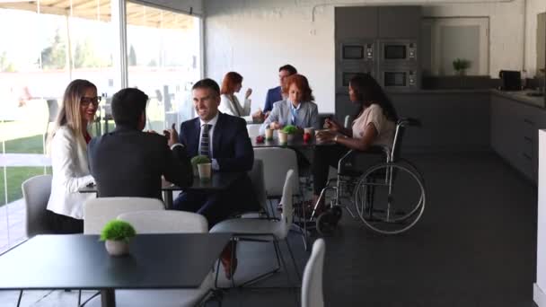 Grupo Compañeros Trabajo Descanso Comiendo Cafetería Persona Con Discapacidad Inclusión — Vídeos de Stock