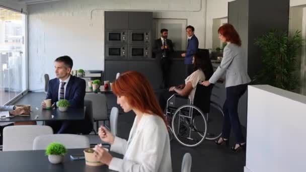 Grupo Compañeros Trabajo Descanso Comiendo Cafetería Persona Con Discapacidad Inclusión — Vídeos de Stock