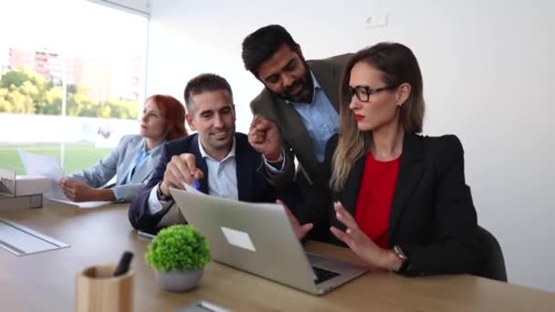 Wielorasowe Współpracownicy Patrząc Laptopa — Wideo stockowe