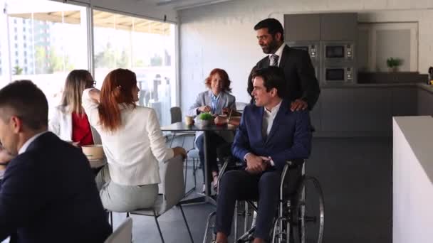 Gruppo Colleghi Ufficio Disabilità Sul Lavoro Persona Paraplegica — Video Stock