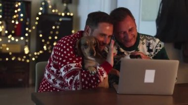 Eşcinsel çift arasındaki Noel videosu ışıldayan ışıklar ve süslerle dolu büyülü ve sevgi dolu bir atmosfer yarattı.