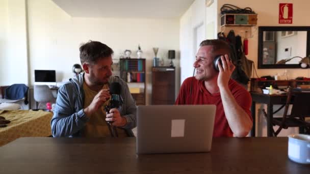 Twee Mannen Zaten Een Professionele Opnamestudio Microfoons Hand Klaar Voor — Stockvideo