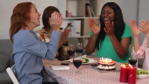 Groep Van Multiraciale Vrouwen Van Verschillende Generaties Vrienden Applaudisseren Verjaardag — Stockvideo