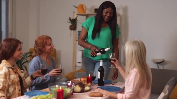 Přátelé Skupina Mnohonárodnostní Ženy Večeřet Podávat Víno — Stock video