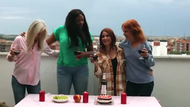 異なる年齢の女性 異なる世代 多種多様な飲酒と屋上パーティーで食事 — ストック動画