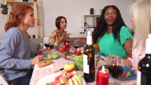 圣诞大餐时一群多种族的女性朋友快乐地吃喝着酒 — 图库视频影像