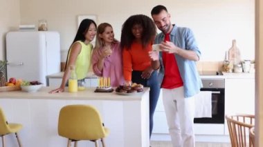 Bir grup genç parti, selfie akıllı telefon çok ırklı doğum günü alkolü.