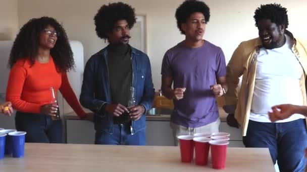 Группа Молодых Друзей Тысячелетия Мультирасовые Играющие Пьющие Алкоголь Домашней Вечеринке — стоковое видео