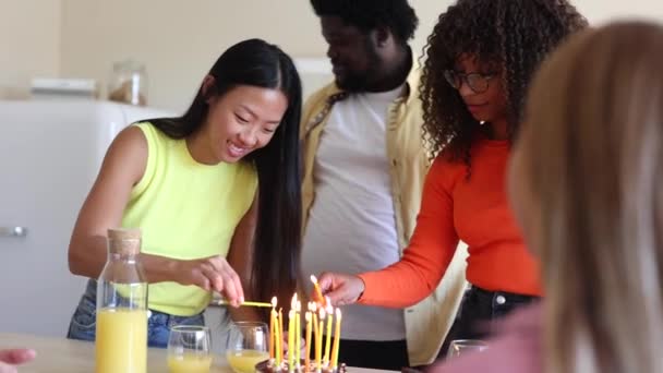 Różnorodnych Przyjaciół Świętujących Urodziny Tortem Świecami — Wideo stockowe
