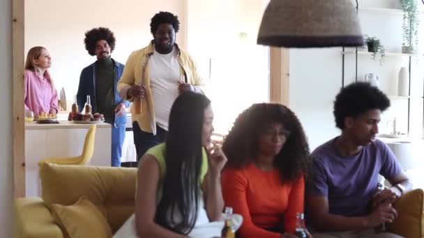 Счастливая Смешанная Расовая Семья Ужинающая Вместе Открытом Воздухе Молодые Люди — стоковое видео