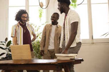 Bir grup modern insan birlikte çalışıyor.