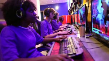Kafkasyalı profesyonel oyunculardan oluşan çeşitli bir takım Afrikalı etnik kökenli oyuncular bir video oyunu esports şampiyonasında yarışıyor.