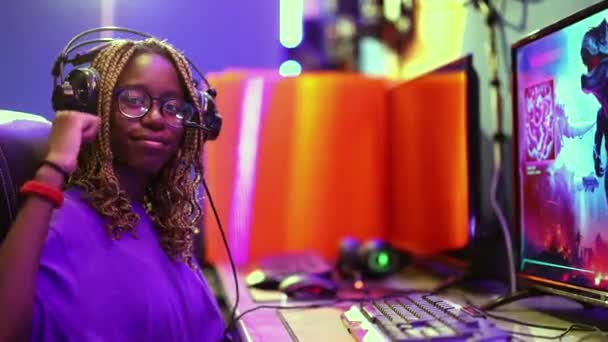 ビデオゲームEスポーツチャンピオンシップで競うアフリカの民族の選手とのプロゲーマーの多様なチーム 勝利を祝う眼鏡のアフリカの女性 — ストック動画
