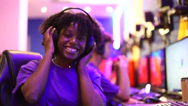 Muito Sorrindo Mulher Africana Esport Jogador Jogo Feliz Jogo Batalha — Vídeo de Stock