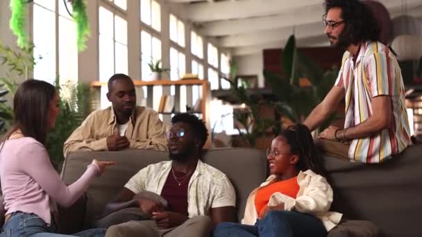 Jeunes Gens Affaires Diversifiés Une Entreprise Design Brainstorming Sur Canapé — Video