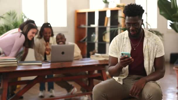 Ofiste Çalışan Meslektaşlarında Akıllı Telefon Kullanan Afrikalı Bir Adamın Portresi — Stok video