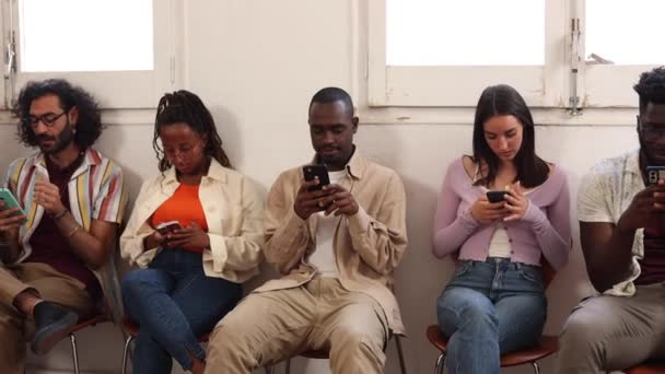 Todos Sentados Viciados Telefones Inteligentes Grupo Pessoas Sentadas Olhando Para — Vídeo de Stock