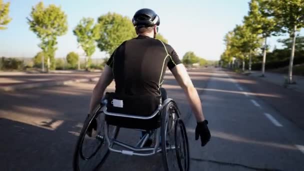 Тренировки Инвалидов Улице Гоночным Инвалидным Креслом — стоковое видео
