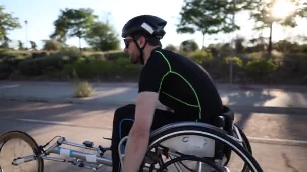 Paraplegisk Man Med Sportkläder Och Hjälmträning Med Racingrullstol Väg Adaptiv — Stockvideo