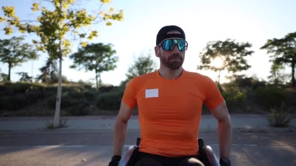 Gün Batımında Paraplejik Sporcu Dinleniyor — Stok video