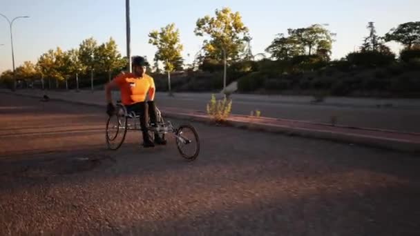 Handikappade Man Utbildning Gatan Med Racing Rullstol Vid Solnedgången Väg — Stockvideo