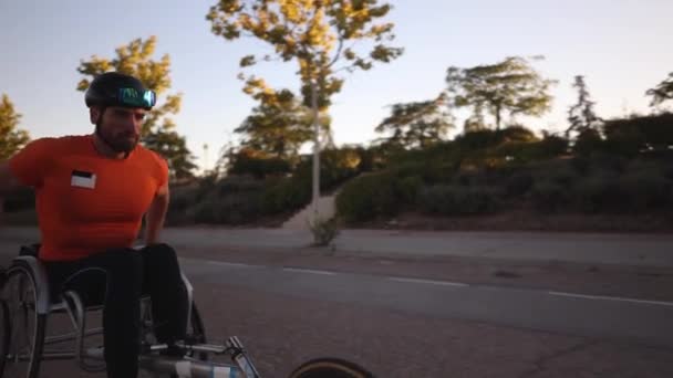 Paraplegic Atlet Překročení Rychlosti Podél Traťového Tréninku Při Západu Slunce — Stock video
