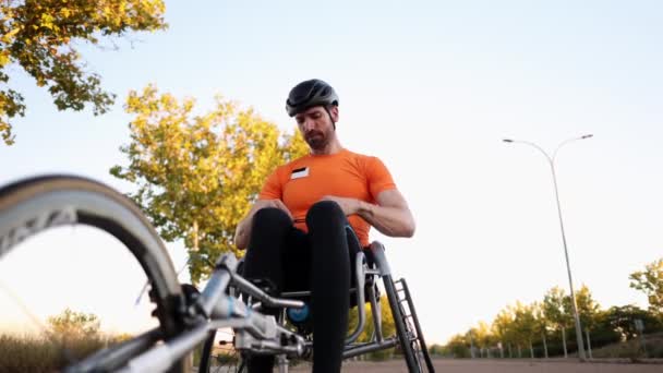 Человек Инвалидной Коляске Спортсмен Берет Перерыв Позвонить Смартфона — стоковое видео