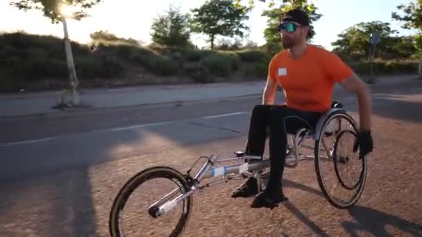 車椅子のスポーツマンの男 レース車椅子で屋外トレーニング — ストック動画