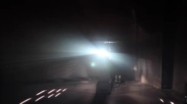 Masada sisli klasik 8 mm 'lik film kamerası var. Seçici odaklanma. eski kamera