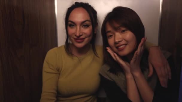Zwei Lesbische Frauen Mit Mehreren Rassen Fotografieren Einer Fotokabine — Stockvideo