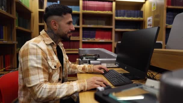 Hombre Hispano Estudiando Una Biblioteca Pública Con Computadora — Vídeos de Stock