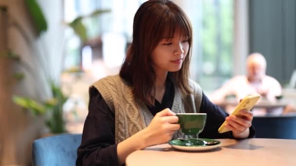 Jovem Asiático Mulher Beber Café Trabalho Break — Vídeo de Stock