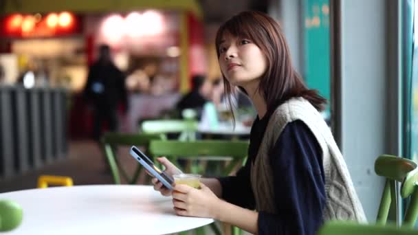 Ładna Młoda Azjatycka Kobieta Bar Mając Miękki Napój Podczas Patrząc — Wideo stockowe