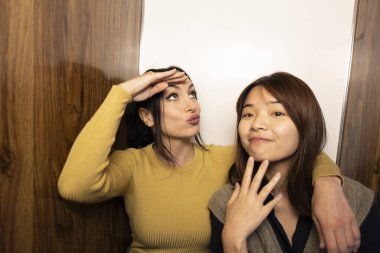 Kadınlar fotoğraf çekerken komik fotoğraflar çekiyorlar.