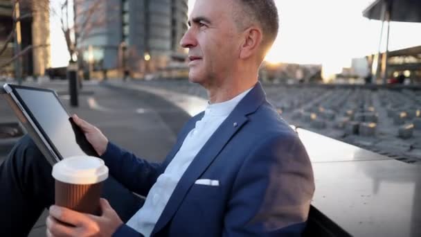 Zralé Podnikatel Pije Kávu Dívá Digitální Tablet Sedí Odpočívá Ukončení — Stock video