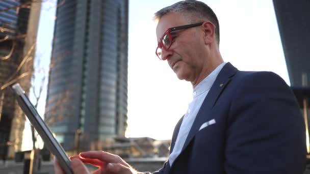 Olgun Adamı Finans Alanında Açık Havada Dijital Tablet Kullanıyor — Stok video