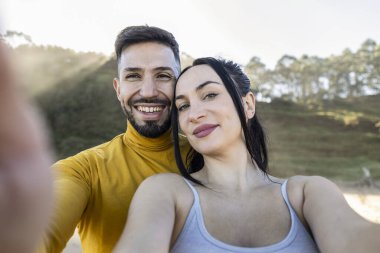 Mutlu çift cennet kumsalının önünde selfie çekiyor iki turist romantik yaz tatilinde eğleniyor balayı tatil ve seyahat yaşam tarzı konsepti