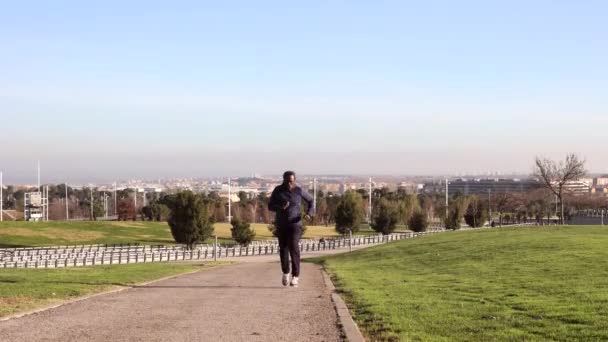 Sênior Negro Homem Correndo Parque Aposentado Desportista — Vídeo de Stock