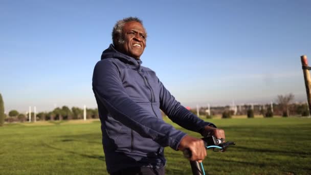 公園の電動スクーターのアフリカ系アメリカ人男性 — ストック動画