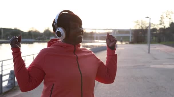 Портрет Африканской Пожилой Женщины Наушниках Слушающей Музыку Спортивную Одежду Парке — стоковое видео