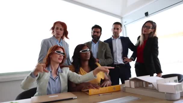 Группа Мультирасовых Людей Офисе Используя Очки Виртуальной Реальности Футуристической Работы — стоковое видео