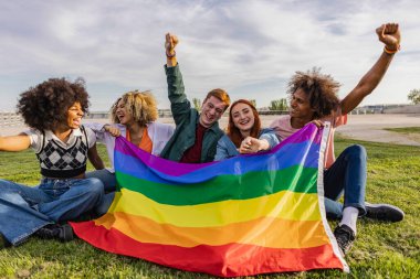 LGBT topluluğunun heyecanlı genç arkadaşları eşcinseller günü festivalini kutluyor. Çeşitli neşeli insanlardan oluşan bir grup konfeti yağmuru altında birlikte eğleniyorlar. Z nesli ve sosyal olay.