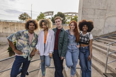 z nesli kameraya bakıyor.