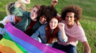 LGBT topluluğunun heyecanlı genç arkadaşları eşcinseller günü festivalini kutluyor. Çeşitli neşeli insanlardan oluşan bir grup konfeti yağmuru altında birlikte eğleniyorlar. Z nesli ve sosyal olay.