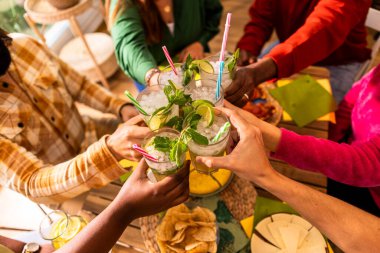 Mutlu arkadaşlar kutlama partisini kokteyl barında mojito içerek kutluyorlar - barlarda kokteyl içerek eğleniyorlar - içki ve gençlik