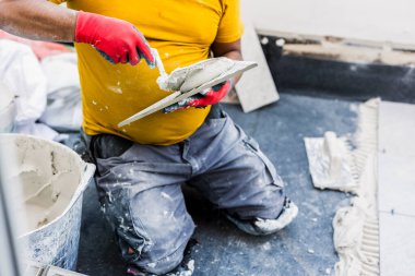 İşçi döşeme evi, teras katı için çimento.